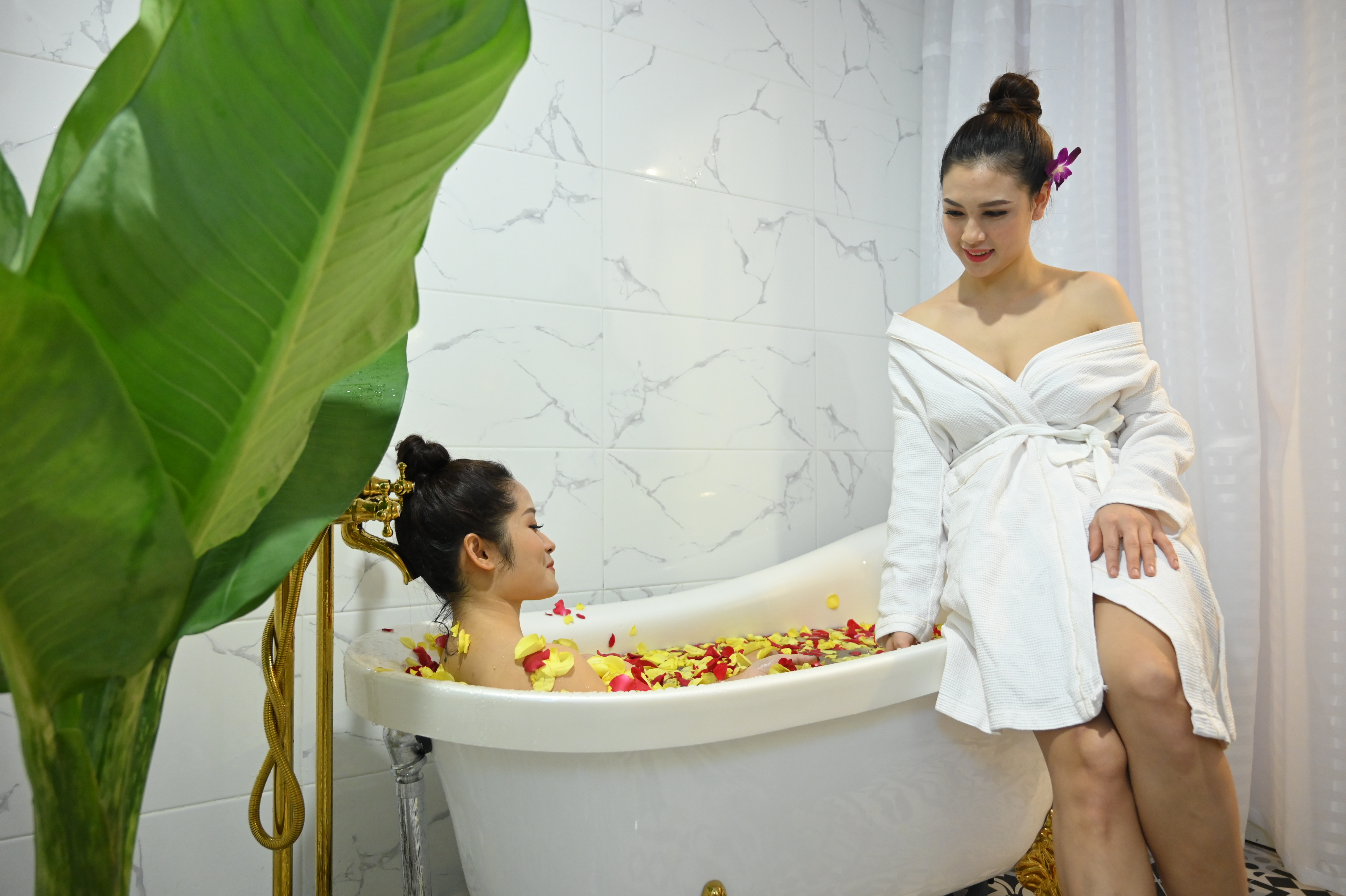 <p> </p>

<p>Spa là dịch vụ chăm sóc da, cơ thể, thư giãn tinh thần, làm đẹp bằng các phương pháp massage và máy móc tiên tiến nhưng không được phép sử dụng các hình thức phẫu thuật chỉnh sửa cho khách hàng. Spa là một nhánh nhỏ của dịch vụ thẩm mỹ viện.<br />
.<br />
Thẩm mỹ viện là nơi chăm sóc sắc đẹp toàn diện có thể bao gồm: làm tóc, làm móng, spa và có các chuyên gia, bác sĩ được cấp phép hành nghề phẫu thuật thẩm mỹ. Tuy nhiên, đa phần các cơ sở đăng bảng thẩm mỹ viện tại Việt Nam thường nghiên về dịch vụ phẫu thuật thẩm mỹ là chính.<br />
Do đó, khi viết bài về hai dịch vụ này, dù đều là các phương pháp làm đẹp nhưng cần cẩn thận để tránh gây n
